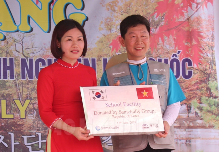 Samchully Co Ltd volunteers support Cam Dinh Commune Primary School with over VND300 million